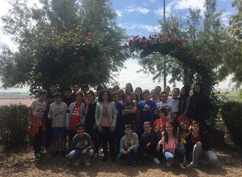 La imagen puede contener: 9 personas, personas sonriendo, Ã¡rbol, exterior y naturaleza